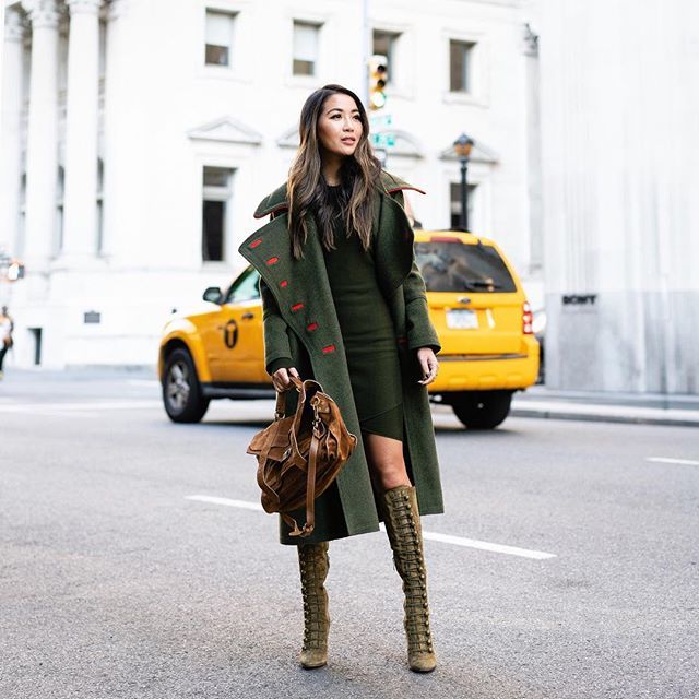 Chica usando un outfit de color brillante junto a unos zapatos de color verde militar 