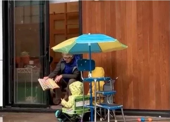 Abuelita leyendo cuento a sus nietos