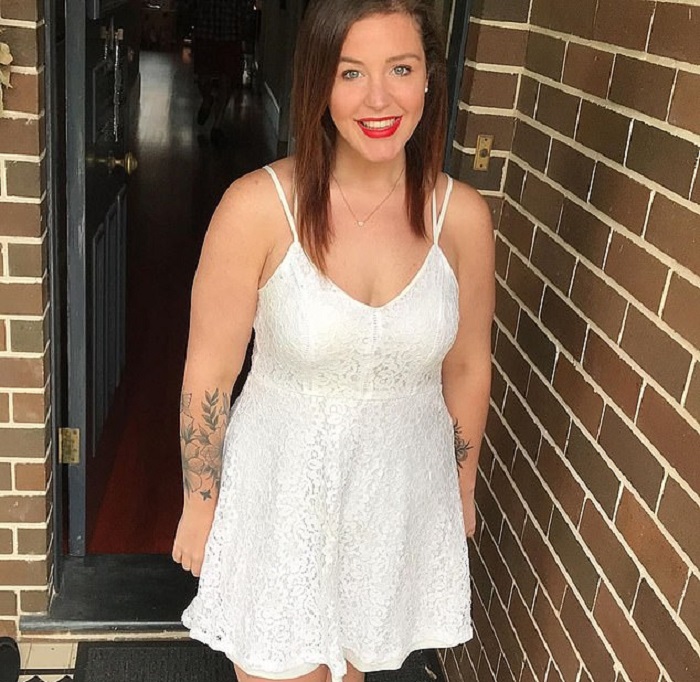 Alida posando para una foto después de haber adelgazado, usando un vestido blanco