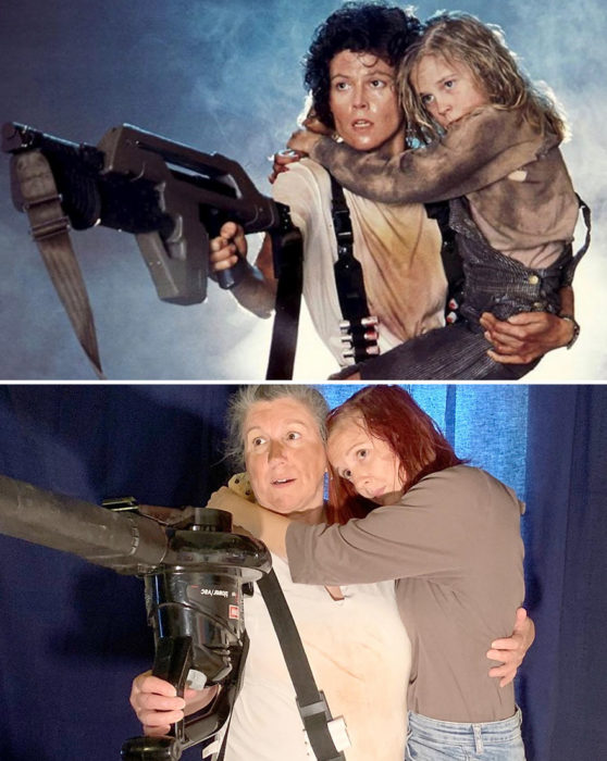 Pareja recrea escena de la película Alien abrazados y sosteniendo un arma de juguete