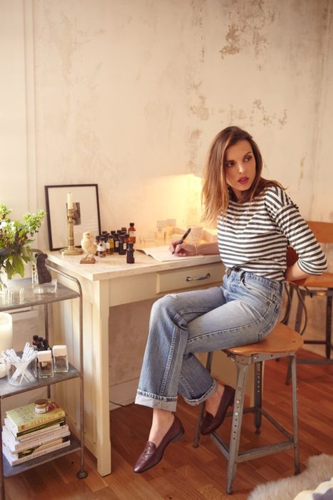 Chica usando jeans y playera rayada