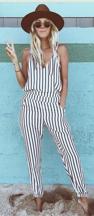 Chica usando un jumpsuit rayado