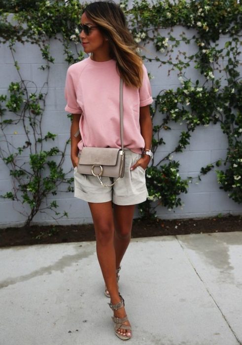 Chica usando shorts y blusa rosa