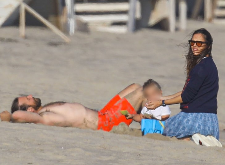 Bradley Cooper y Jennifer Garner en la playa