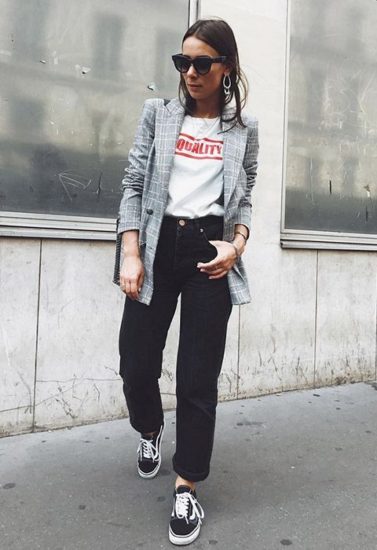 Chica usando vans, jeans negros, playera blanca y blazer gris
