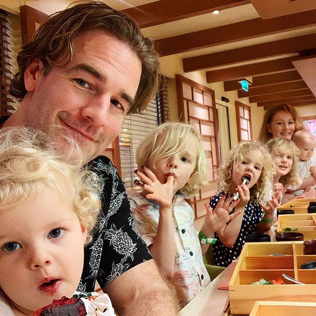 James Van Der Beek junto a sus cinco hijos desayunando