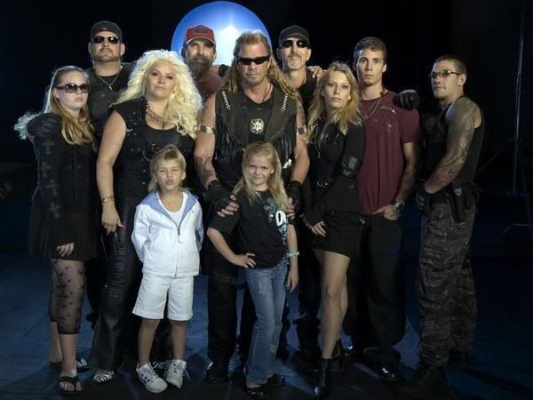 Duane Chapman junto a sus 10 diez hijos para una foto promocional