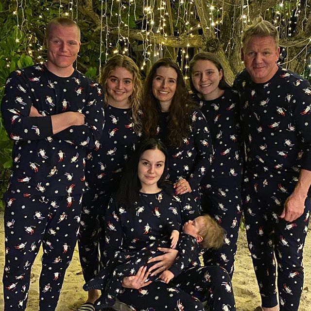 Gordon Ramsay, chef, junto a sus cinco hijos llevando pijamas a juego