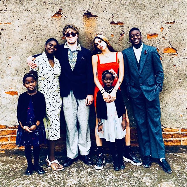 Los seis hijos de Madonna posando para una fotografía