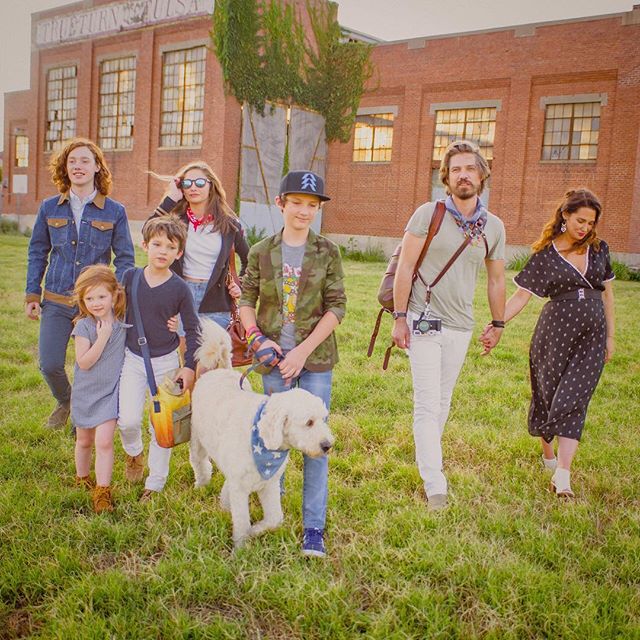Taylor Hanson junto a sus seis hijos paseando por el campo