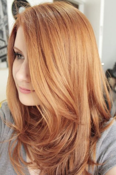 Mujer de perfil mostrando su cabello peachy copper