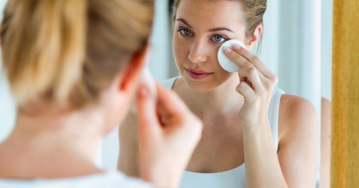 Chica aplicando tónico sobre su rostro