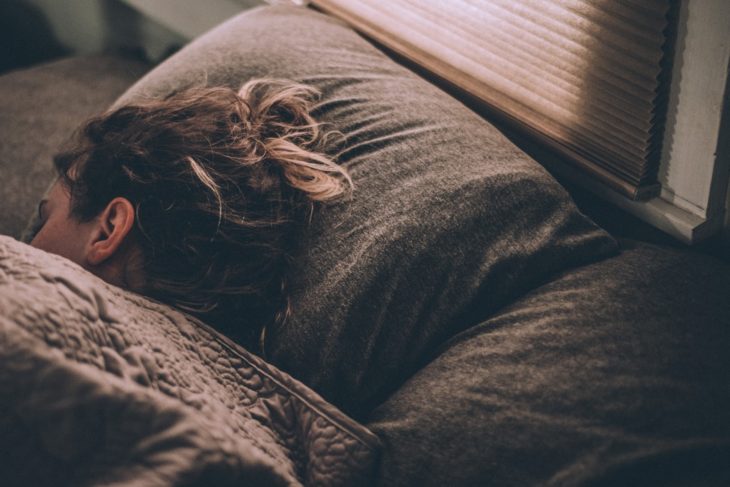 Mujer durmiendo