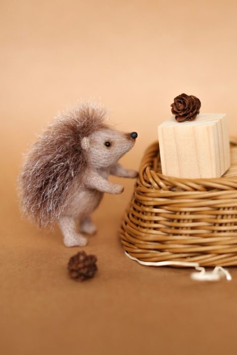 Peluche creado por la artista Svetlana Gromova, puercoespín comiendo queso