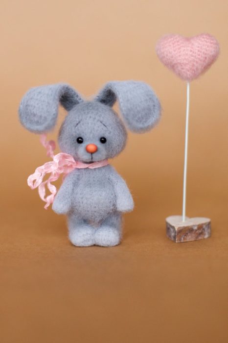 Peluche creado por la artista Svetlana Gromova, conejo de estambre junto a un corazón