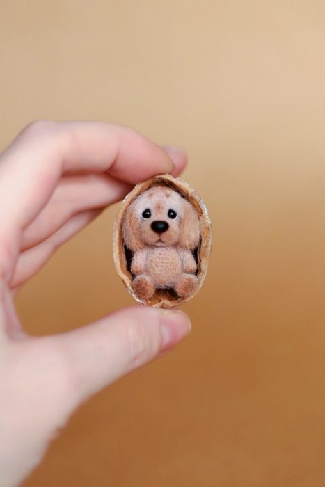 Peluche creado por la artista Svetlana Gromova, perro miniatura al tamaño de una nuez