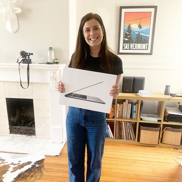 Demi Skipper sosteniendo caja de MacBook Pro