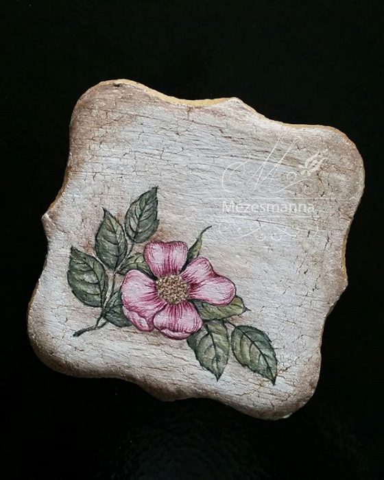 Galleta de jengibre decorada con una flor rosa