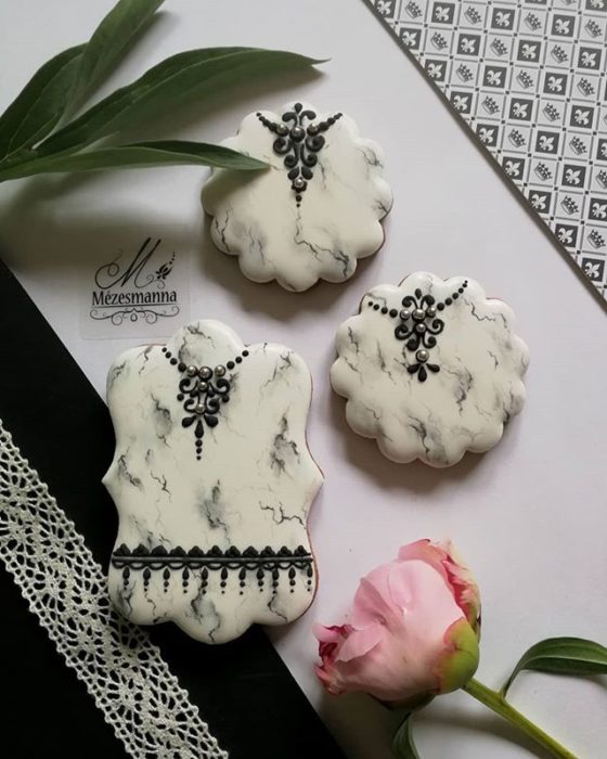 Galleta de jengibre decorada con efecto mármol