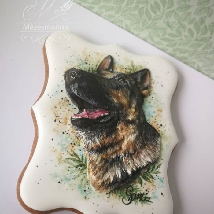 Galleta de jengibre decorada con el rostro de un perro pastor alemán