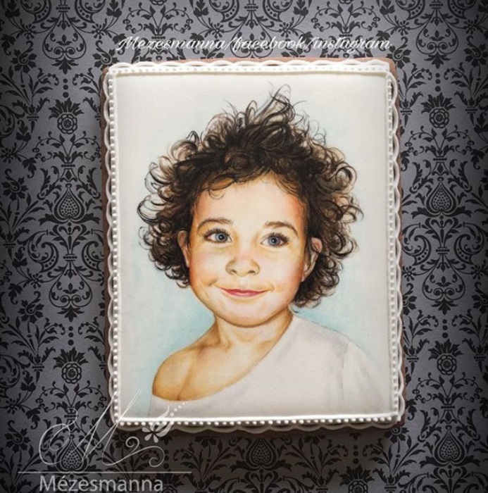 Galleta de jengibre decorada con el rostro de un niño