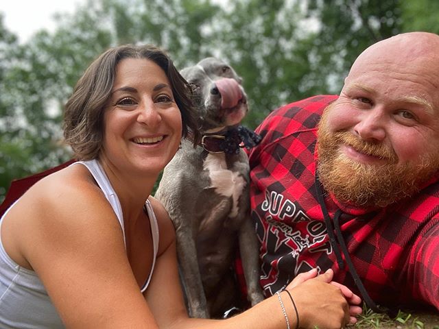 Chris y Mariesa Hughes con perrito adoptado