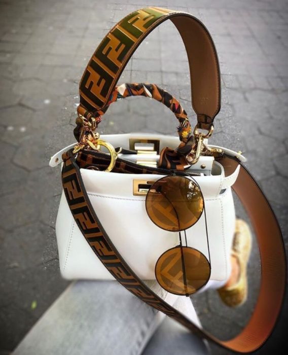 Bolso de mano pequeño color blanco y asas color café y ladrillo