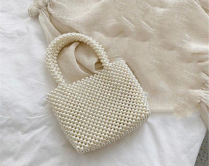Bolso de mano pequeño de perlas y asas cortas