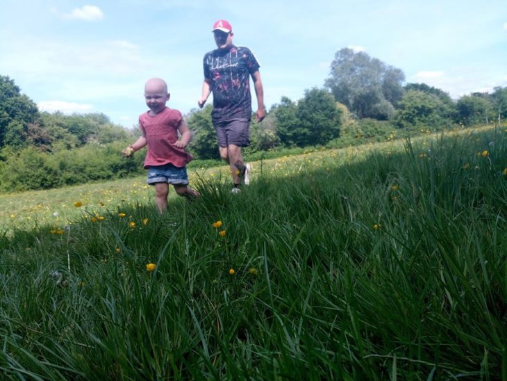 Paiva y su papá jugando en el césped
