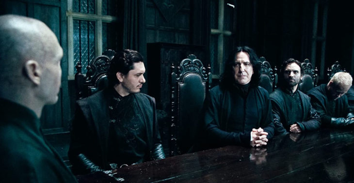 Escena de la película de Harry Potter donde aparece el profesor Snape y Voldemort en una reunión de mortífagos
