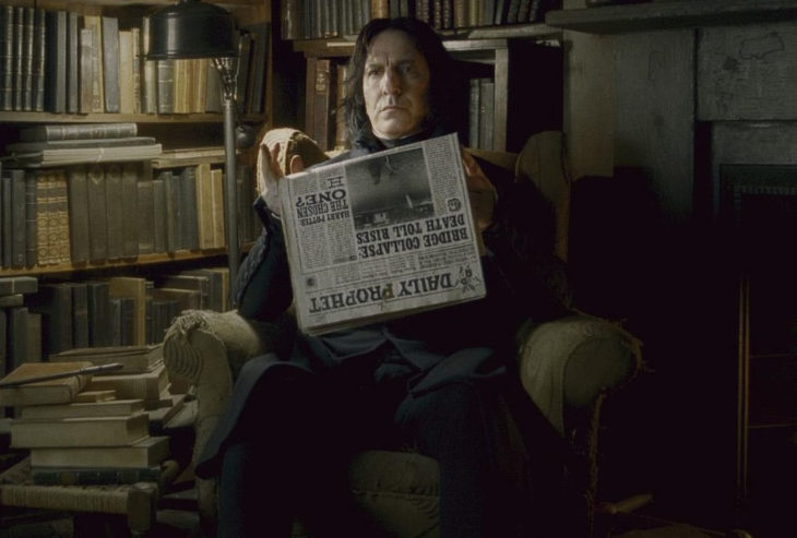 Escena de la película de Harry Potter donde aparece el profesor Snape leyendo el periódico