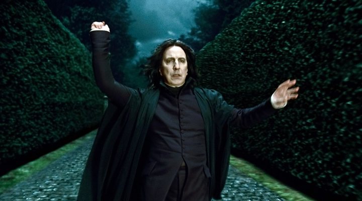 Escena de la película de Harry Potter donde aparece el profesor Snape llegando a la mansión de los Malfoy