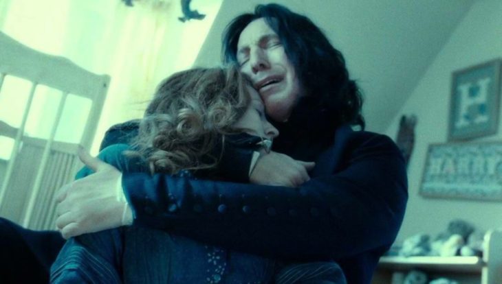 Escena de la película de Harry Potter donde aparece el profesor Snape abrazando a Lily, a quien Voldemort asesinó