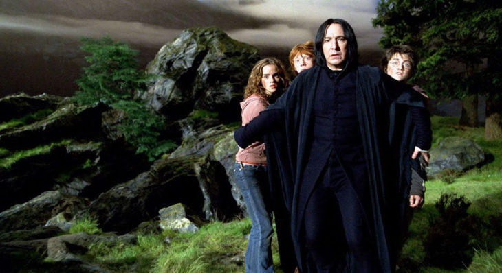Escena de la película de Harry Potter donde aparece el profesor Snape protegiendo a Harry, Ron y Hermione