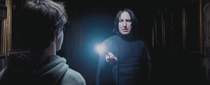 Escena de la película de Harry Potter donde aparece el profesor Snape y Harry por los pasillos del castillo
