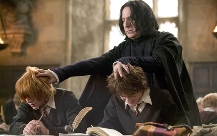 Escena de la película de Harry Potter donde aparece el profesor Snape regañando a Harry y Ron