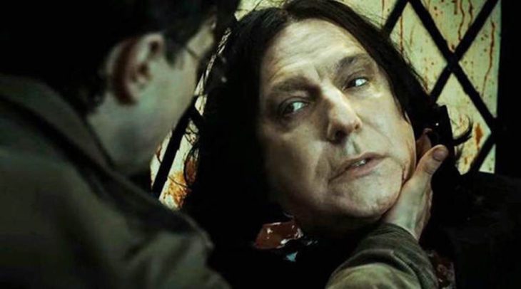 Escena de la película de Harry Potter donde aparece el profesor Snape y Harry justo antes de su muerte