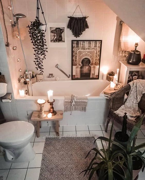 Tina de baño con velas encendidas