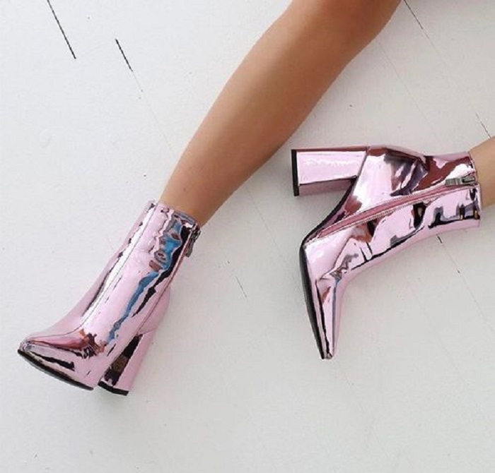 Zapatos de tacón ancho tipo botín con efecto espejo en todo el diseño