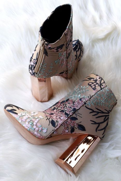 Zapatos de tacón ancho tipo botín, con diseño floreado y tacón con efecto espejo