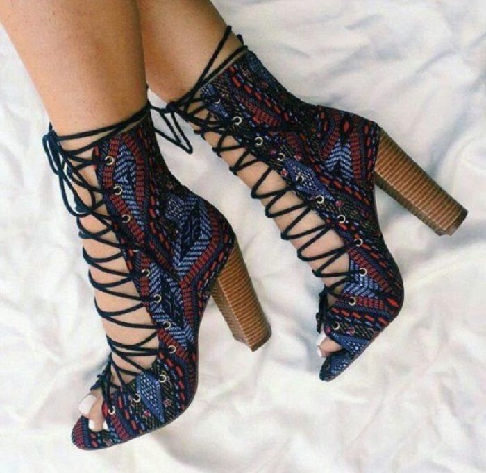 Zapatos de tacón ancho tipo sandalia botín, con agujeta en la zona frontal