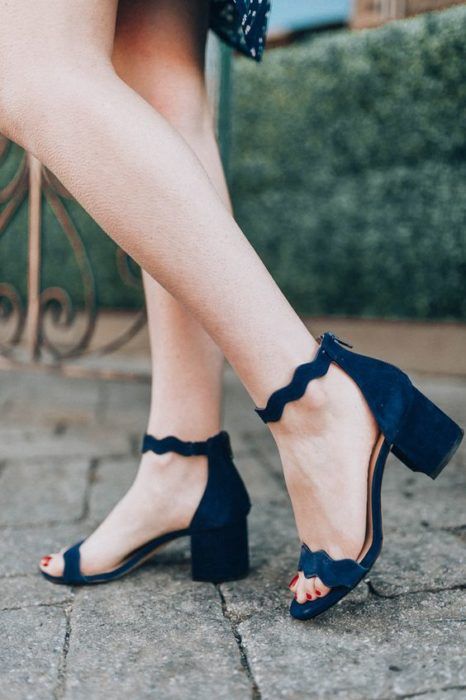 Zapatos de tacón ancho tipo sandalia con tacón bajo y pulserita en el tobillo color azul marino