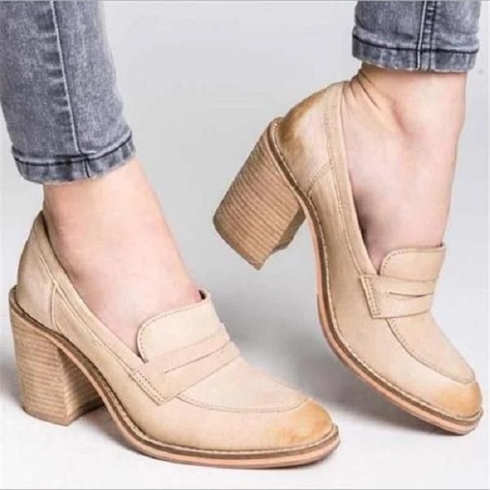 Zapatos de tacón ancho tipo mocasín color beige