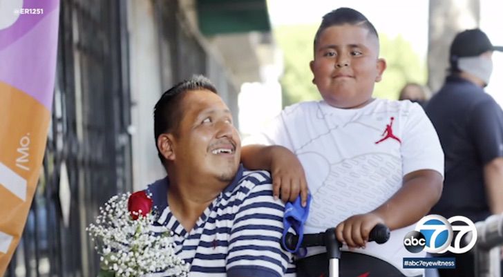 Niño junto a su padre llevando flores para una venta
