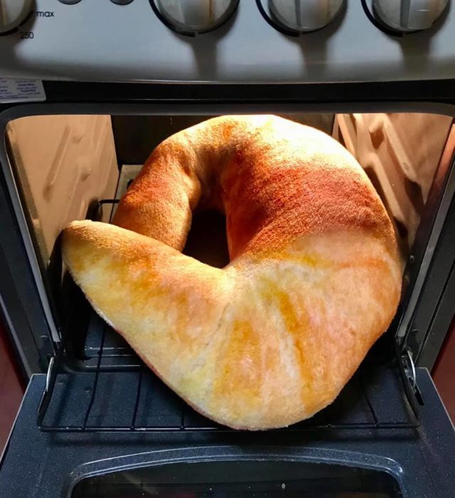 Almohada en forma de cuernito de mantequilla