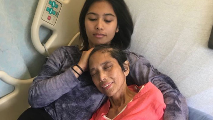 Mara y su madre en el hospital