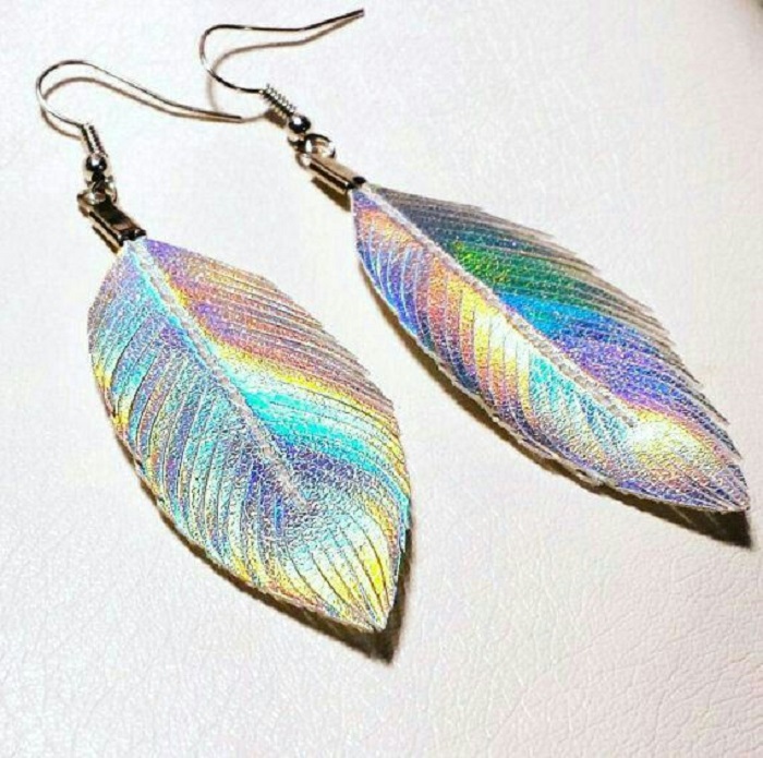 Aretes en forma de pluma en tono tornasol