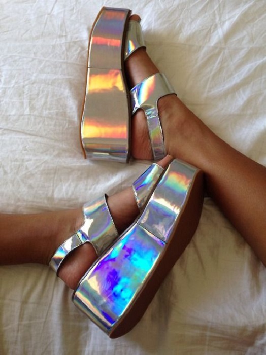 Chica usando sandalias de plataforma en tono tornasol