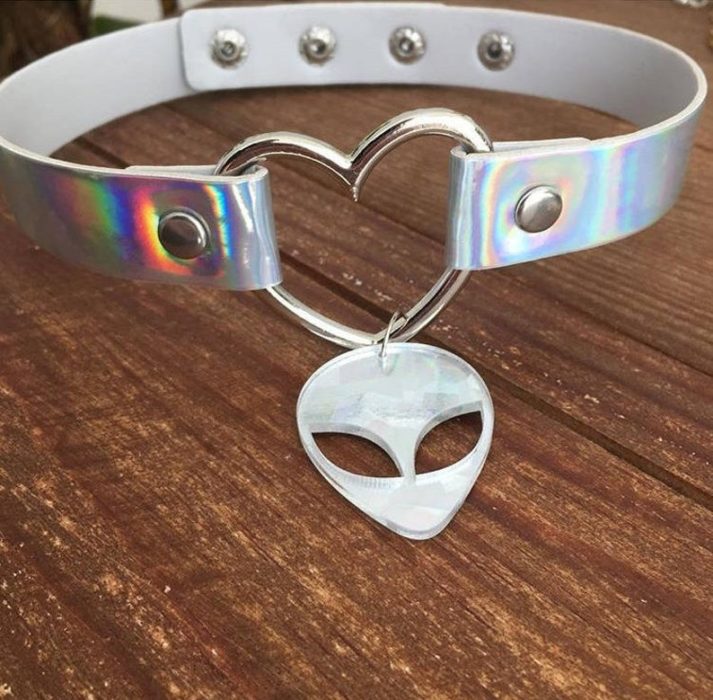 Choker con carita de ovni en tono tornasol
