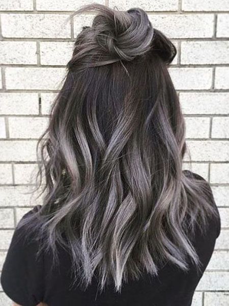 Chica de espaldas mostrando su cabello teñido con silver highlights